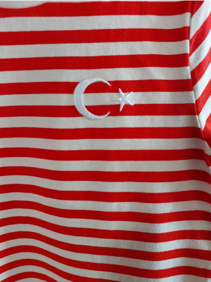 BASIC GROUP ORGANİK Tshirt Loose Fit/Bol Rahat Kesim UNISEX Kırmızı-Beyaz Çizgili Bayrak Nakışlı 5-10 yaş